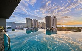 โรงแรมเดลลูนา